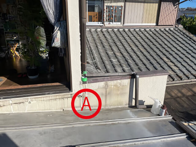 可児市で1階壁内雨漏りの原因箇所を調査 2階デッキ増設時の工事部分が原因でした | 多治見、土岐市で屋根や雨漏りの補修・点検なら街の屋根やさん東濃店