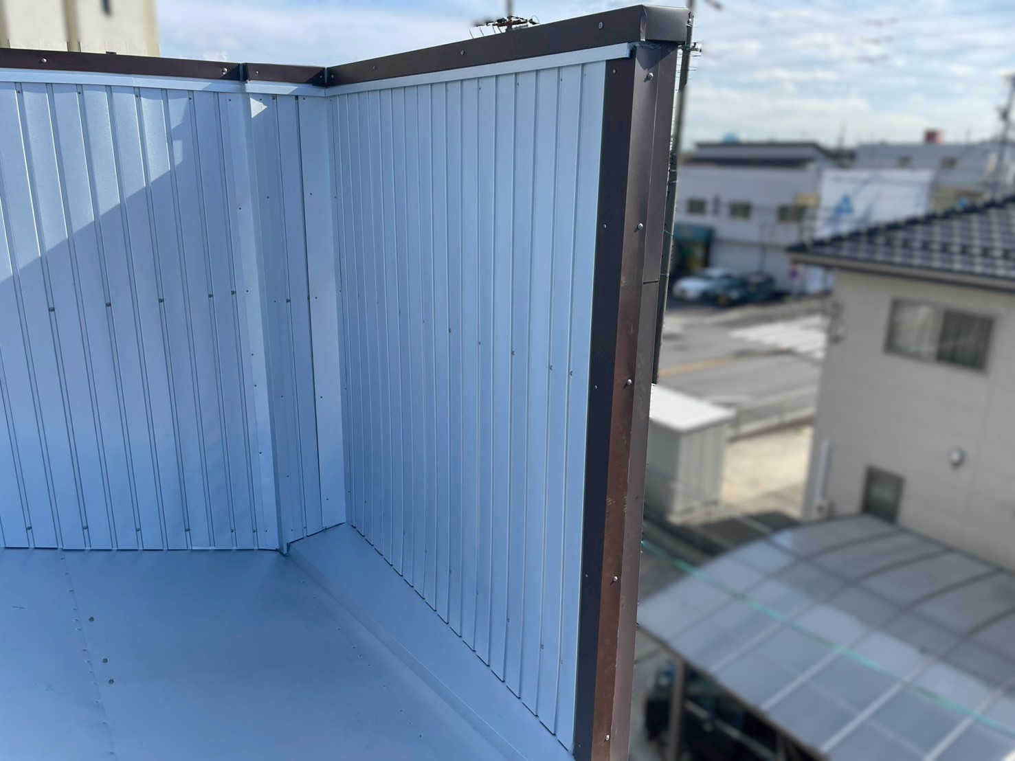 完成した笠木の端部