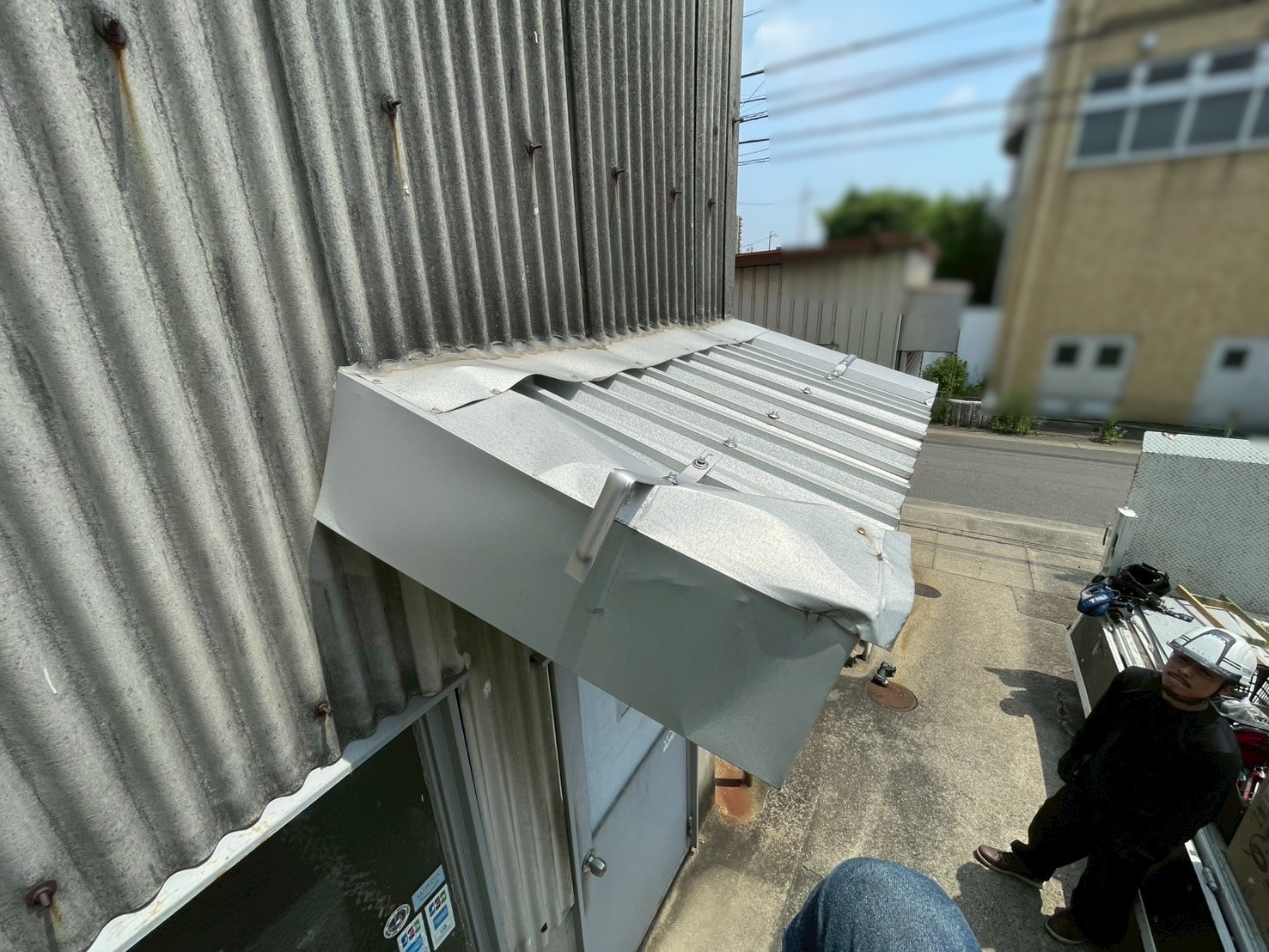 恵那市にて工場の庇の補修工事をしてきました　短期間で以前と変わらない庇が完成しました