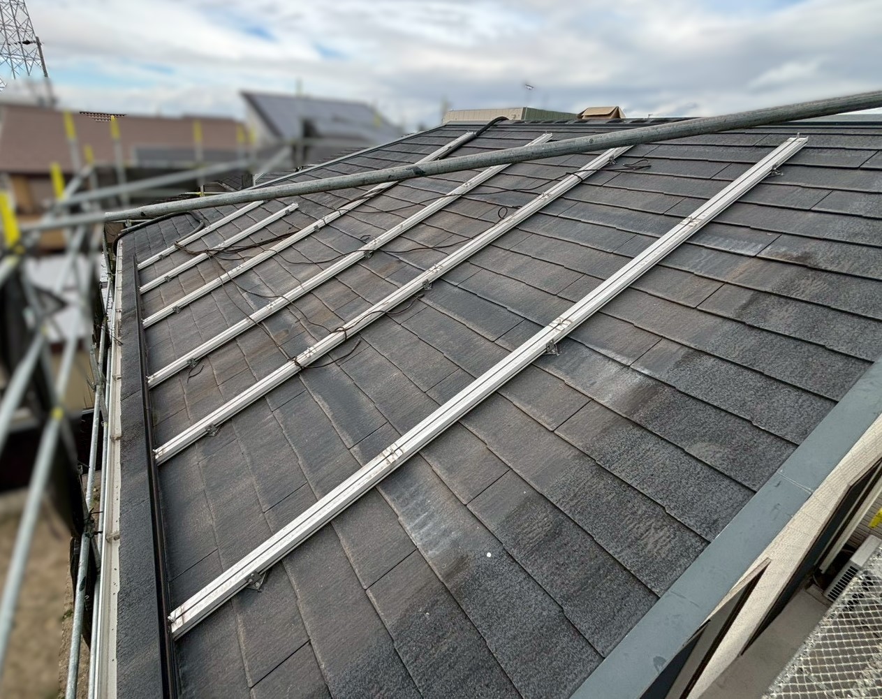 瑞浪市にてリフォームした住宅の屋根に太陽光パネルの再設置を行いました