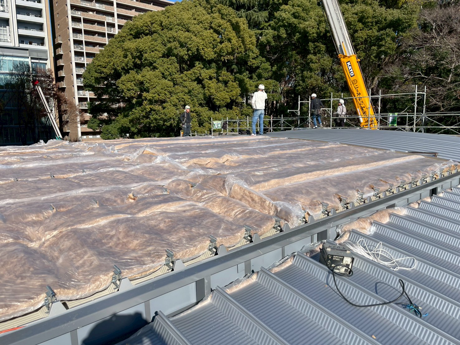愛知県の博物館の新設展示場の屋根施工　大スパンの空間を支える折板屋根②