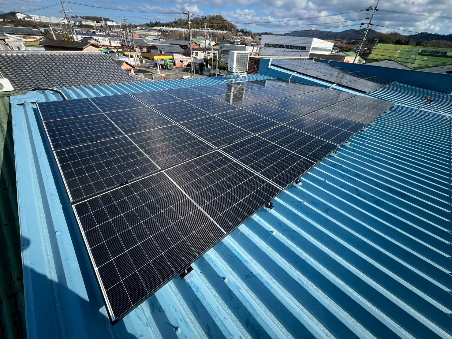 太陽光パネルを設置した折板屋根