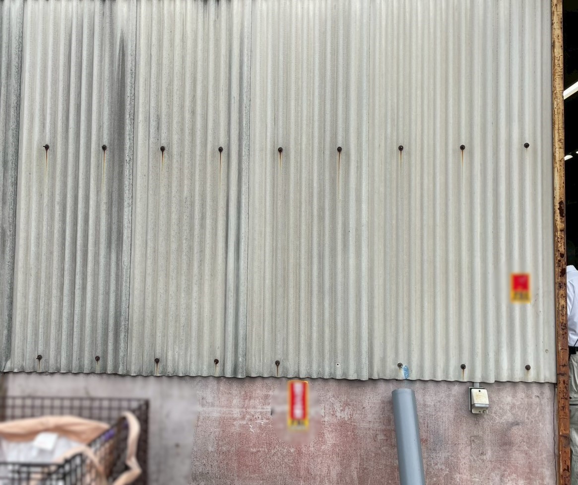 瑞浪市にて工場の外壁にスチール製片開きドアの取り付けをしました