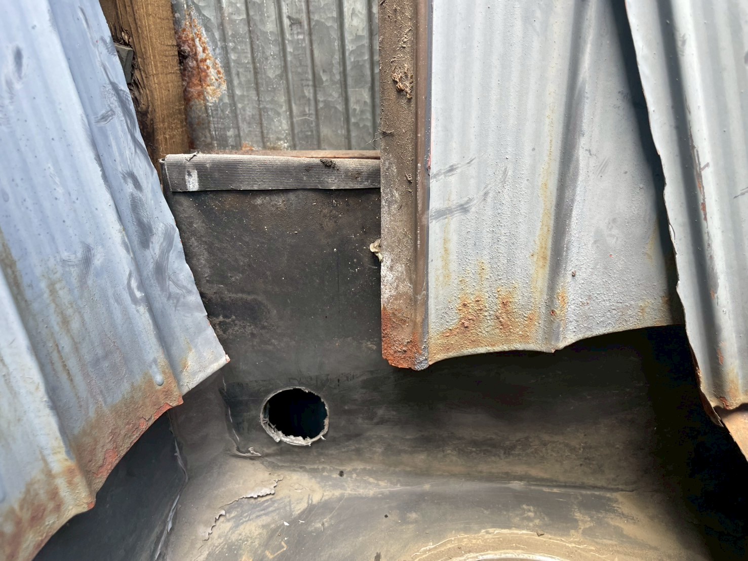 恵那市にてオーバーフロー管を設置する工事を行いました　台風シーズンに向けてパラペット内の浸水対策ができました