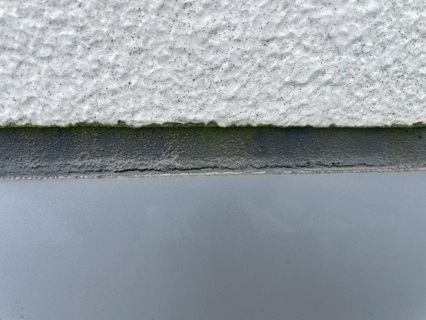 恵那市にて工場の屋根と外壁の取り合い部分のコーキングを打ち替え　雨漏りの修理を行いました