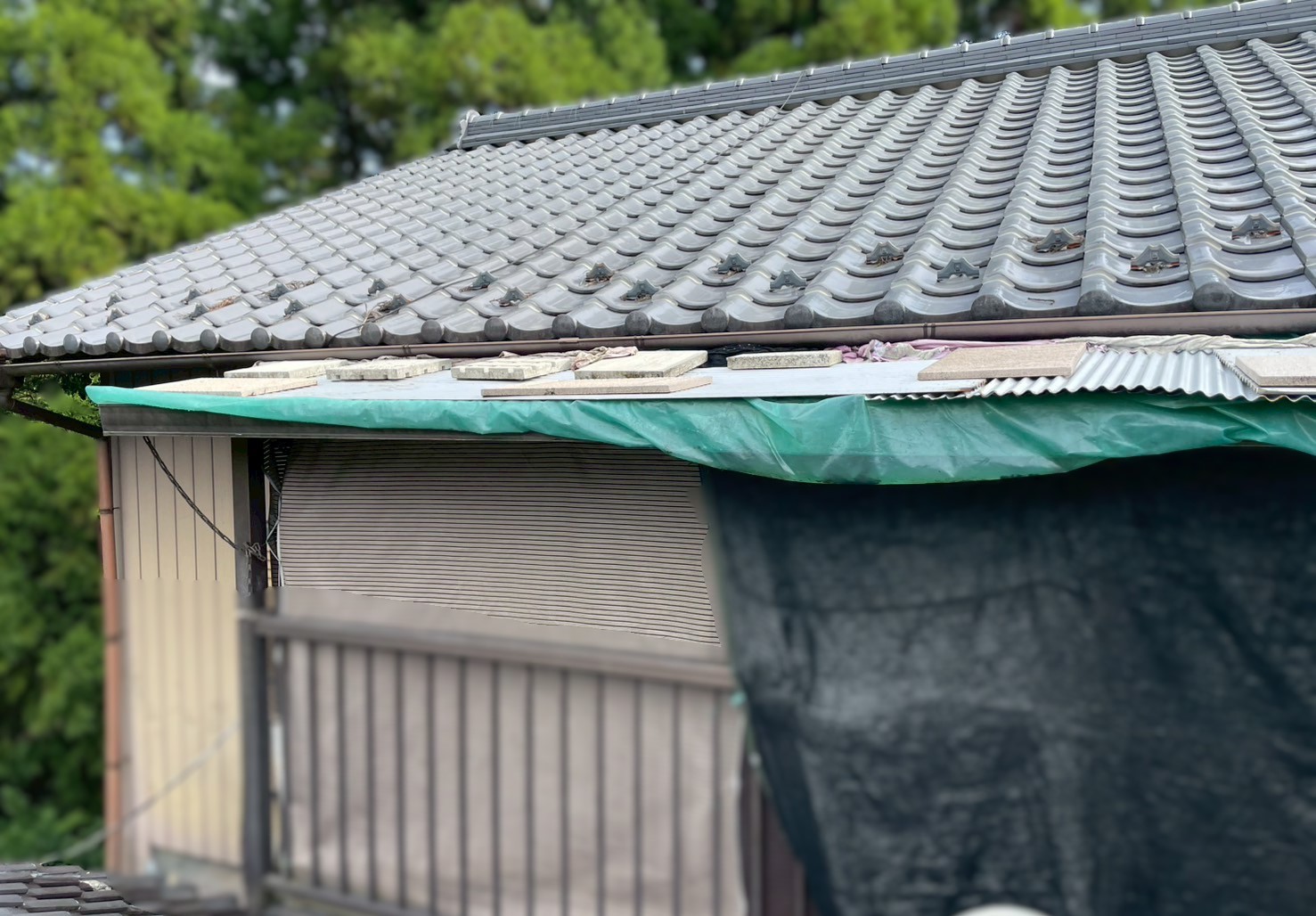 多治見市で住宅の劣化したベランダの庇の改修工事を行いました　雨漏りのトラブルを解消し安心して利用できるベランダになりました