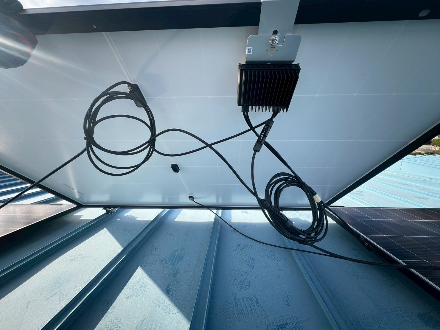 太陽光パネルの裏側