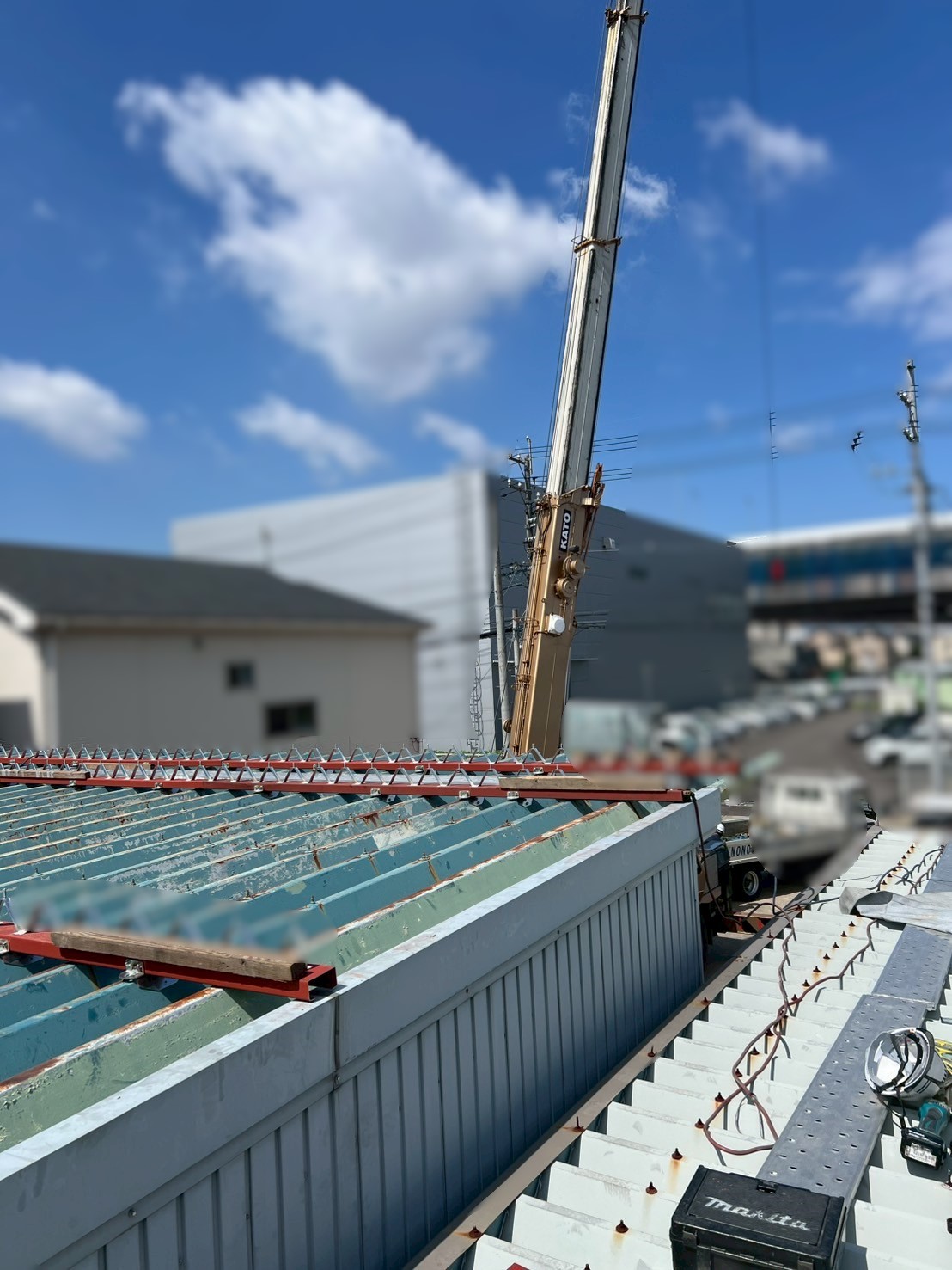 瑞浪市にて倉庫の劣化が進んだ古い折板屋根をカバー工法にて改修しました（前半）