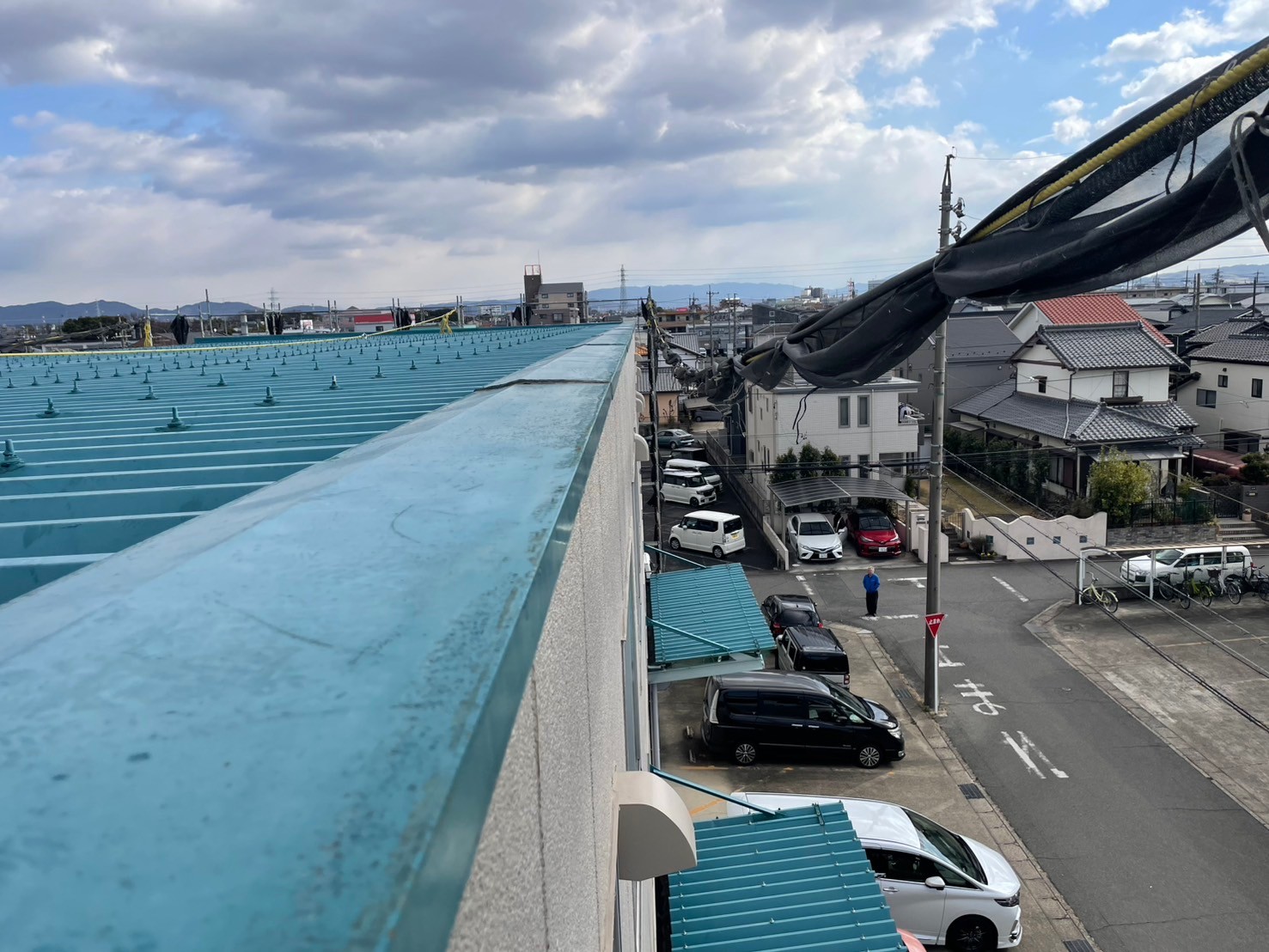 恵那市にて倉庫の折板屋根の笠木の修繕を行いました。これからの雨が多い季節に向け安心の雨漏り対策ができました。