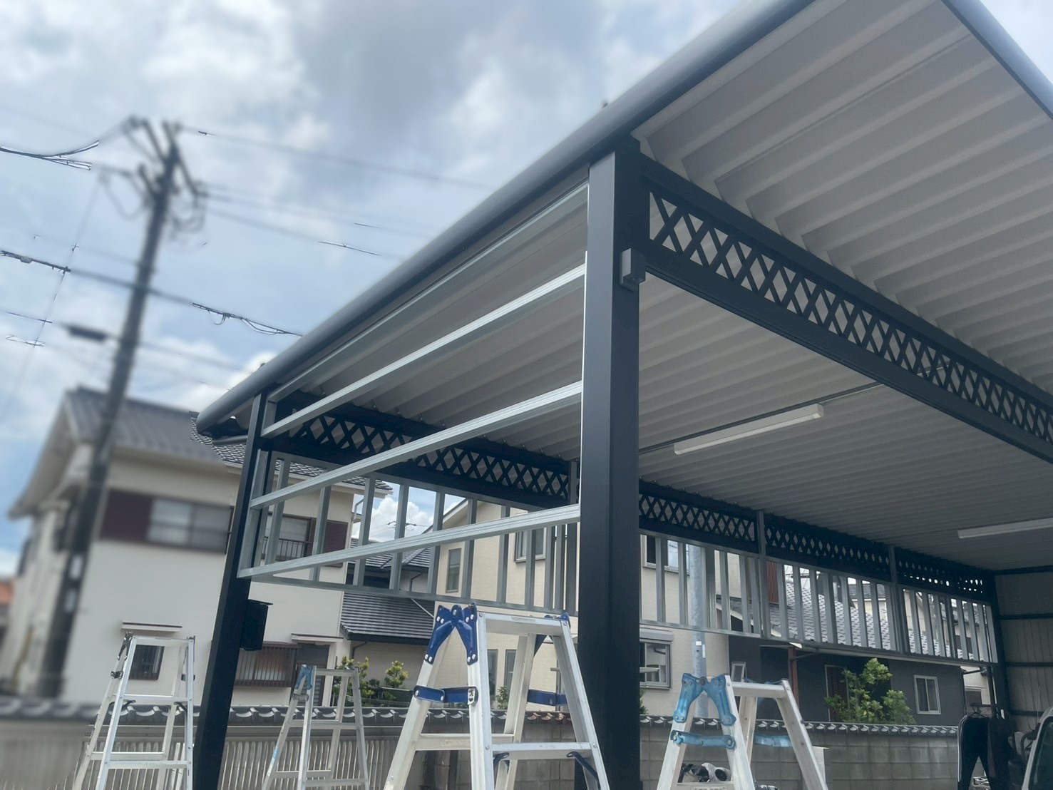 恵那市にてカーポートの一部に角波を取り付ける工事をしました 修理、メンテナンスだけでなく新規での施工もお任せください!