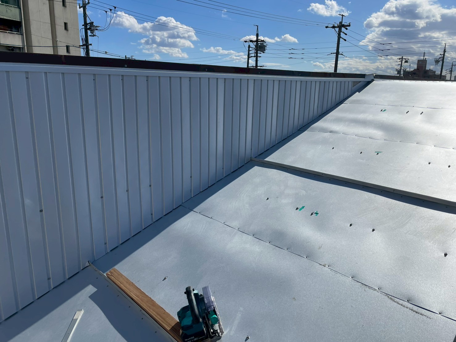 完成したパラペットの板金カバー