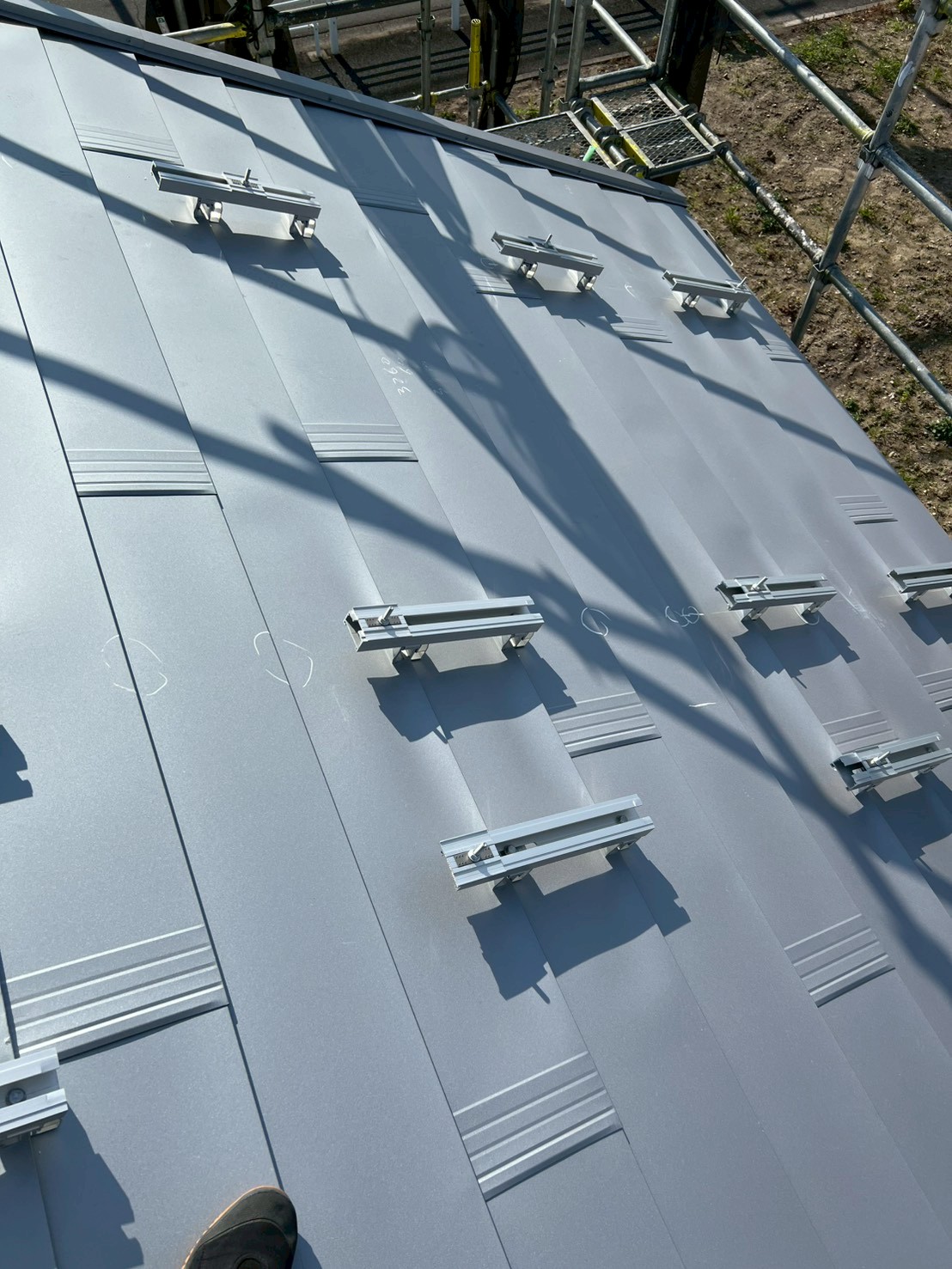 金属横平葺きと架台