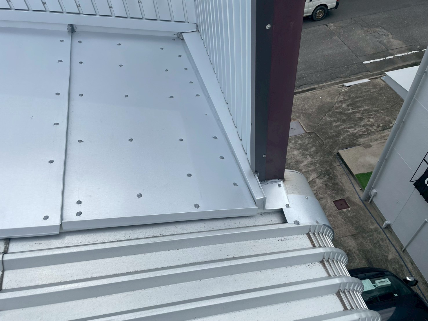 水切り板金と屋根の軒先