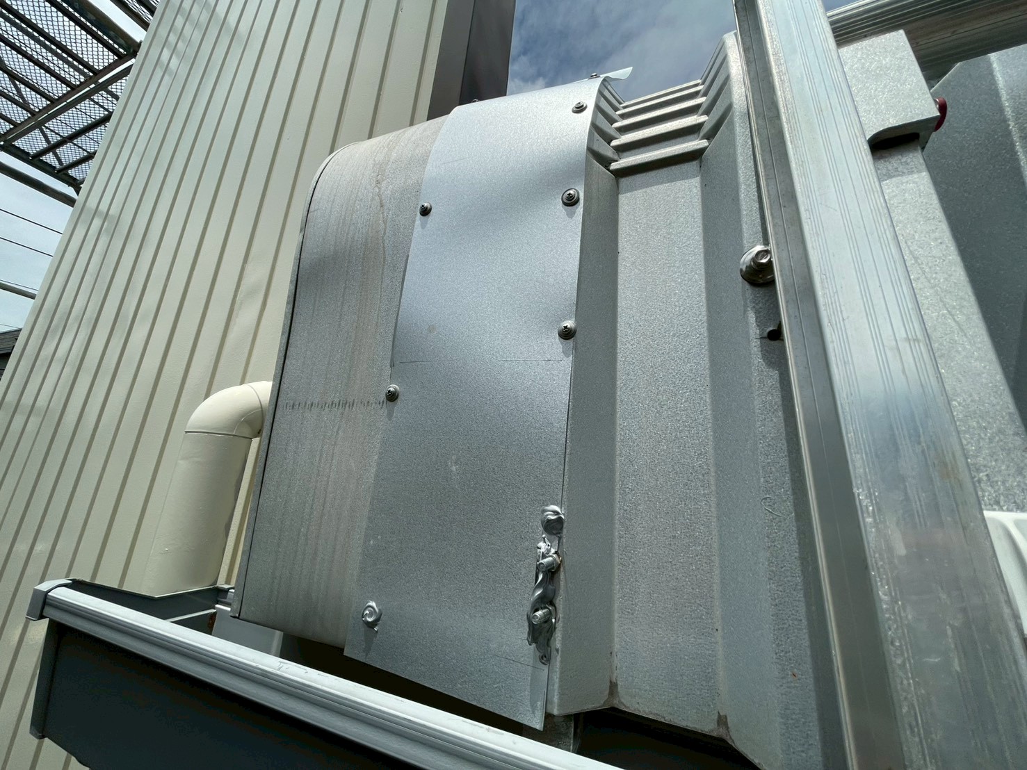 折板屋根の軒先の加工