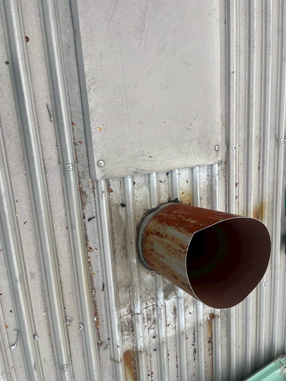 工場のダクト撤去前