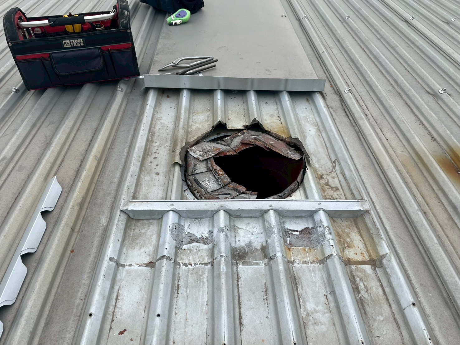 切断したダクトの跡