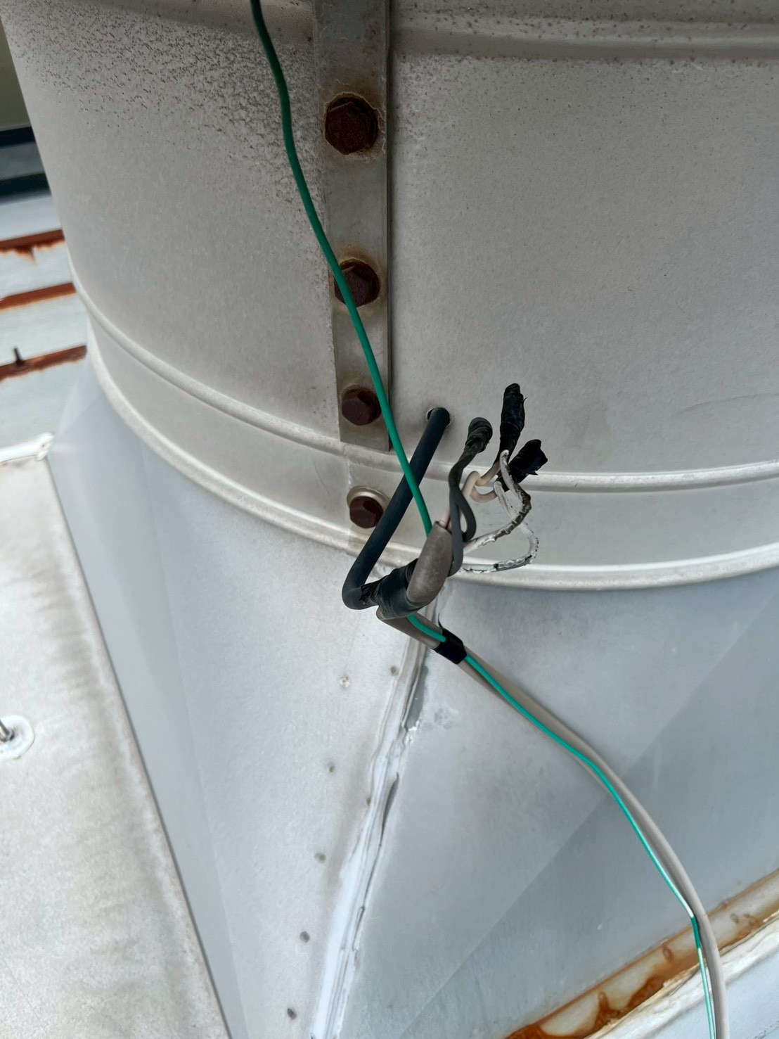 屋上換気扇の外側の穴