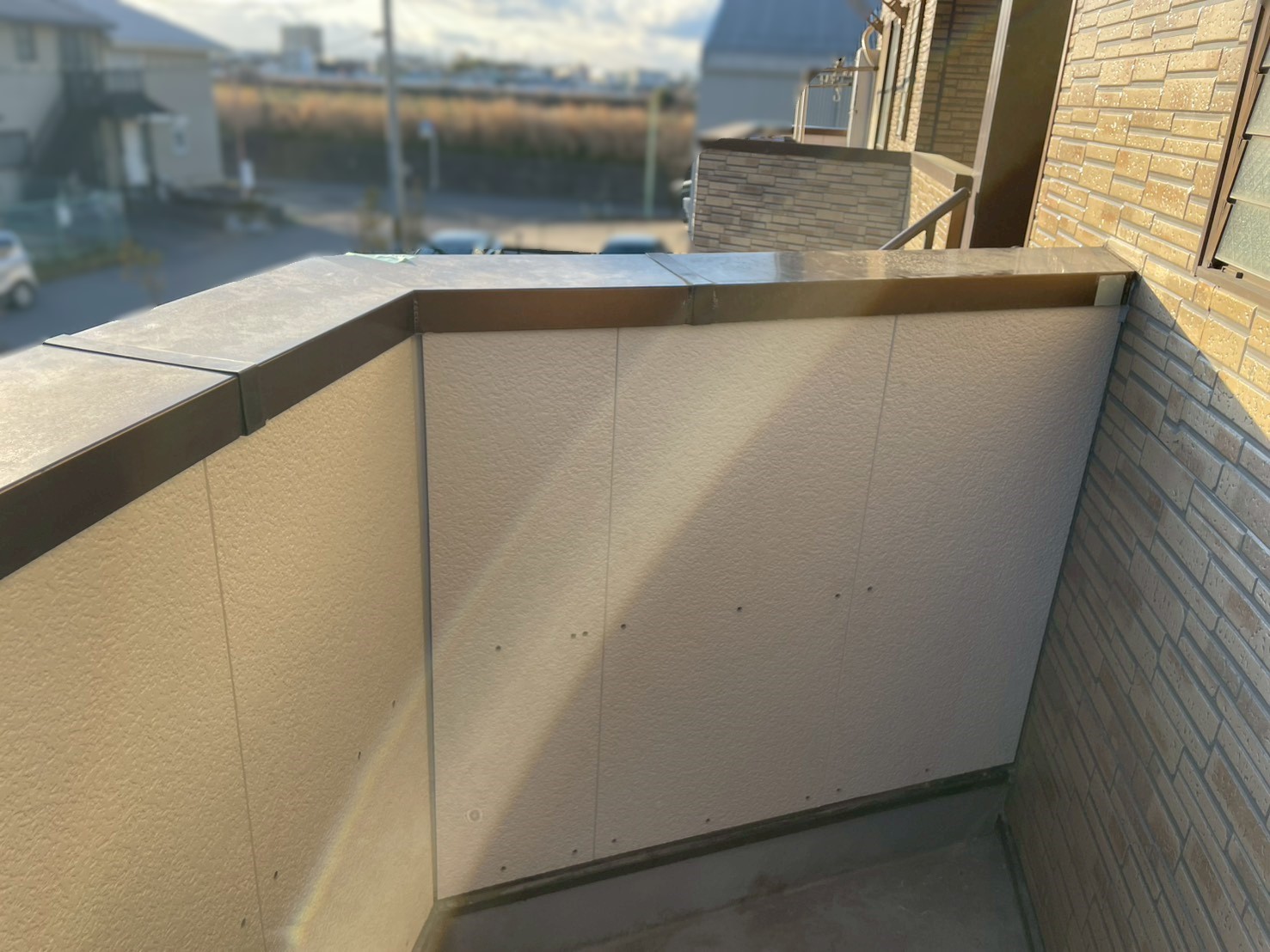 笠木を設置したベランダ