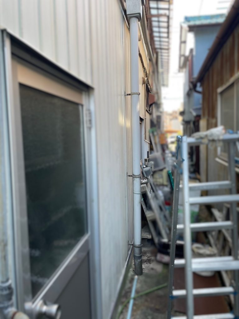 外壁沿いの既存竪樋