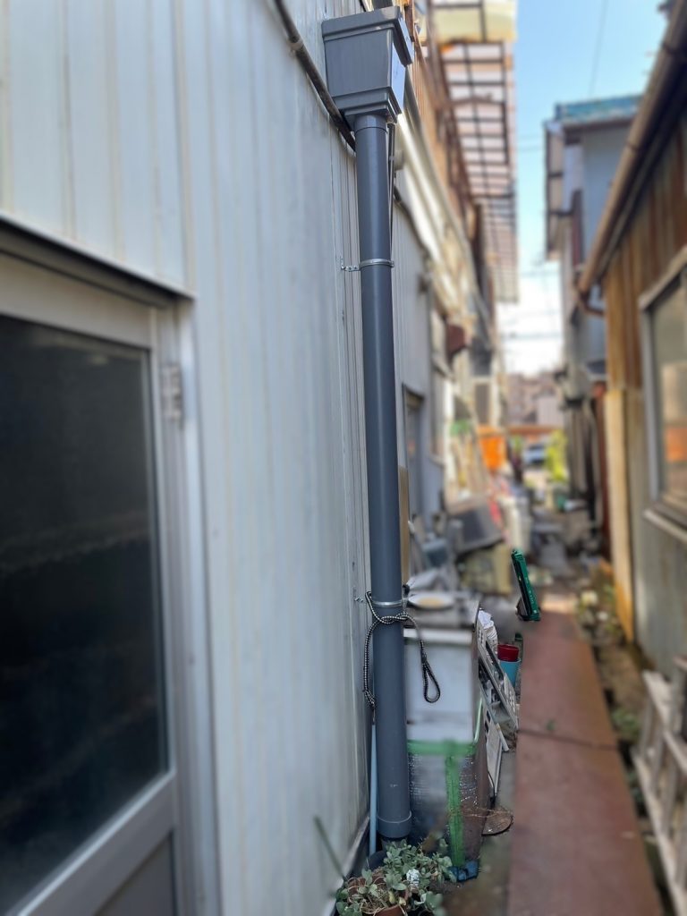 交換後の新しい竪樋