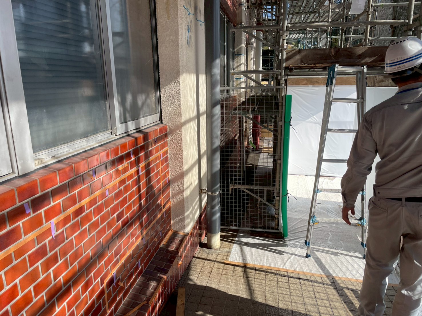 エントランスの交換した塩ビ竪樋