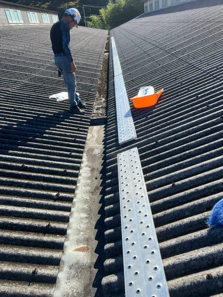 補助板を使った清掃作業