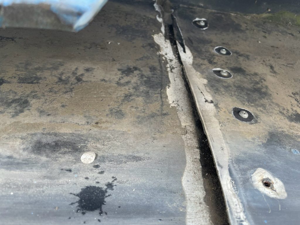 連結部の古いコーキング