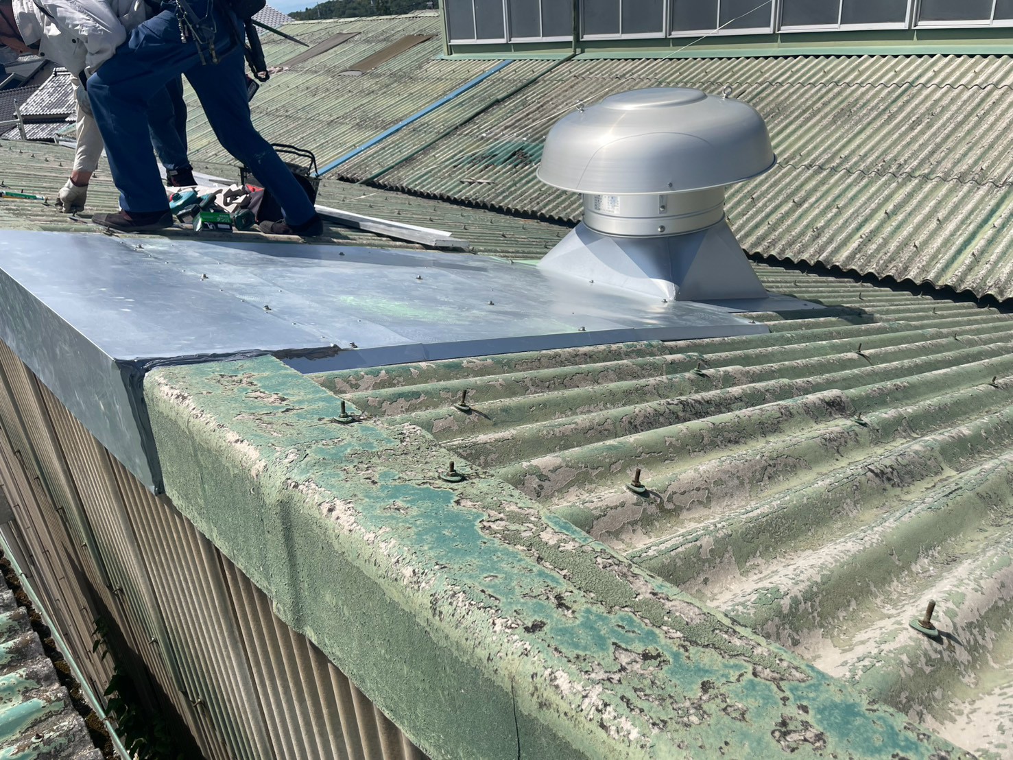 ベンチレーターの水上の板金設置