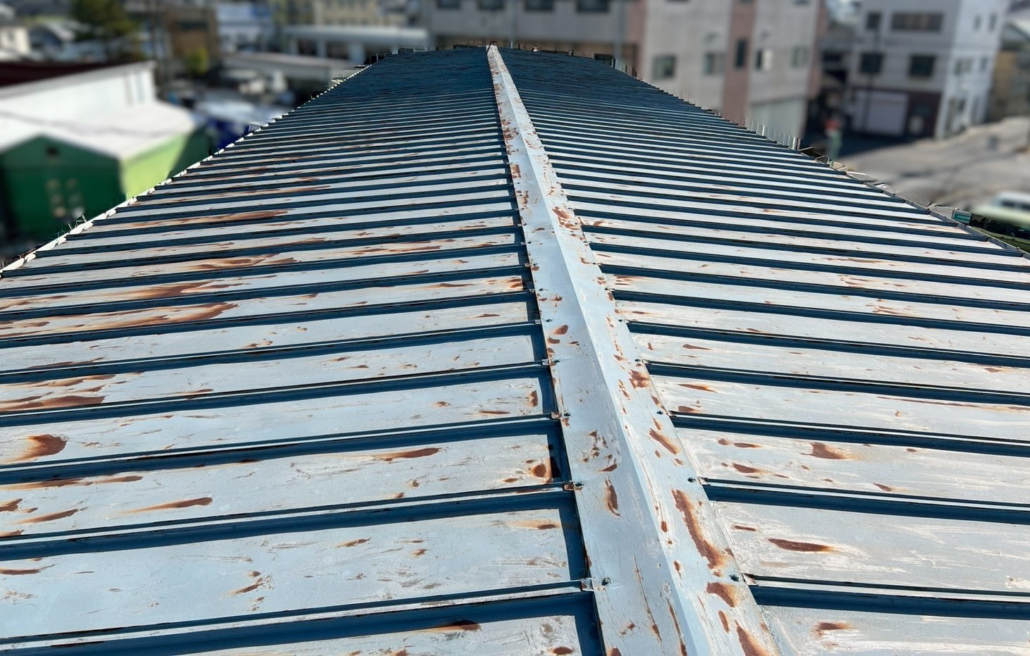 瑞浪市にて工場の傷んだ屋根をカバー工法で修繕工事　屋根を直して大切な資材を守ります