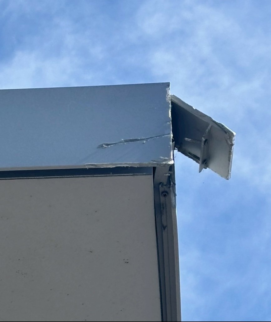 工場の破損した庇