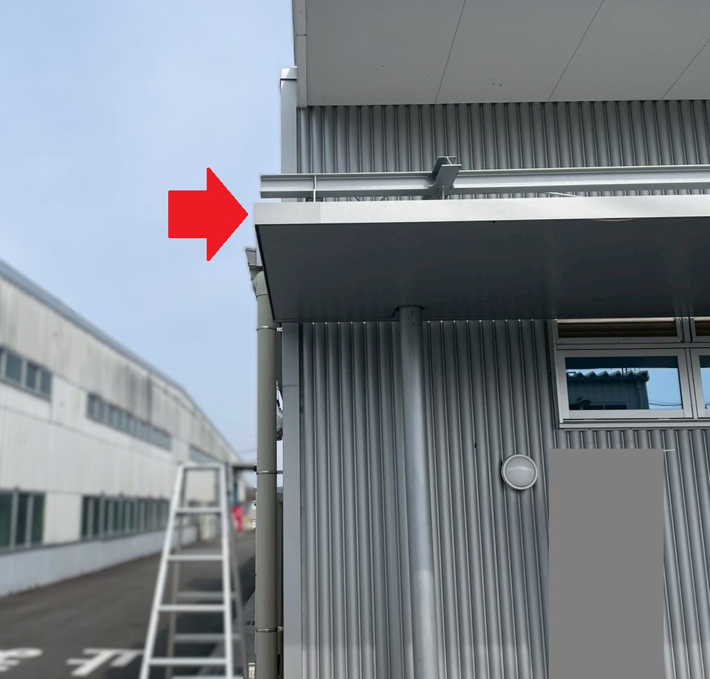 補修した工場の庇