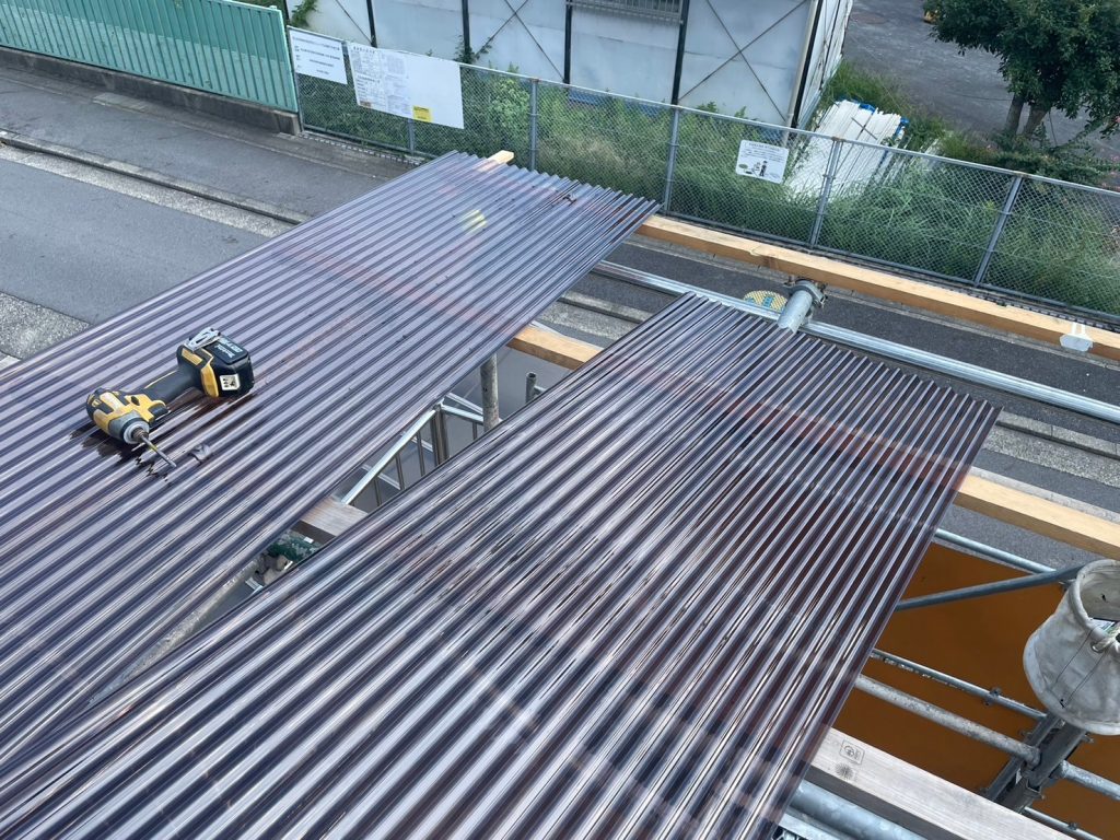ポリカ波板の施工中