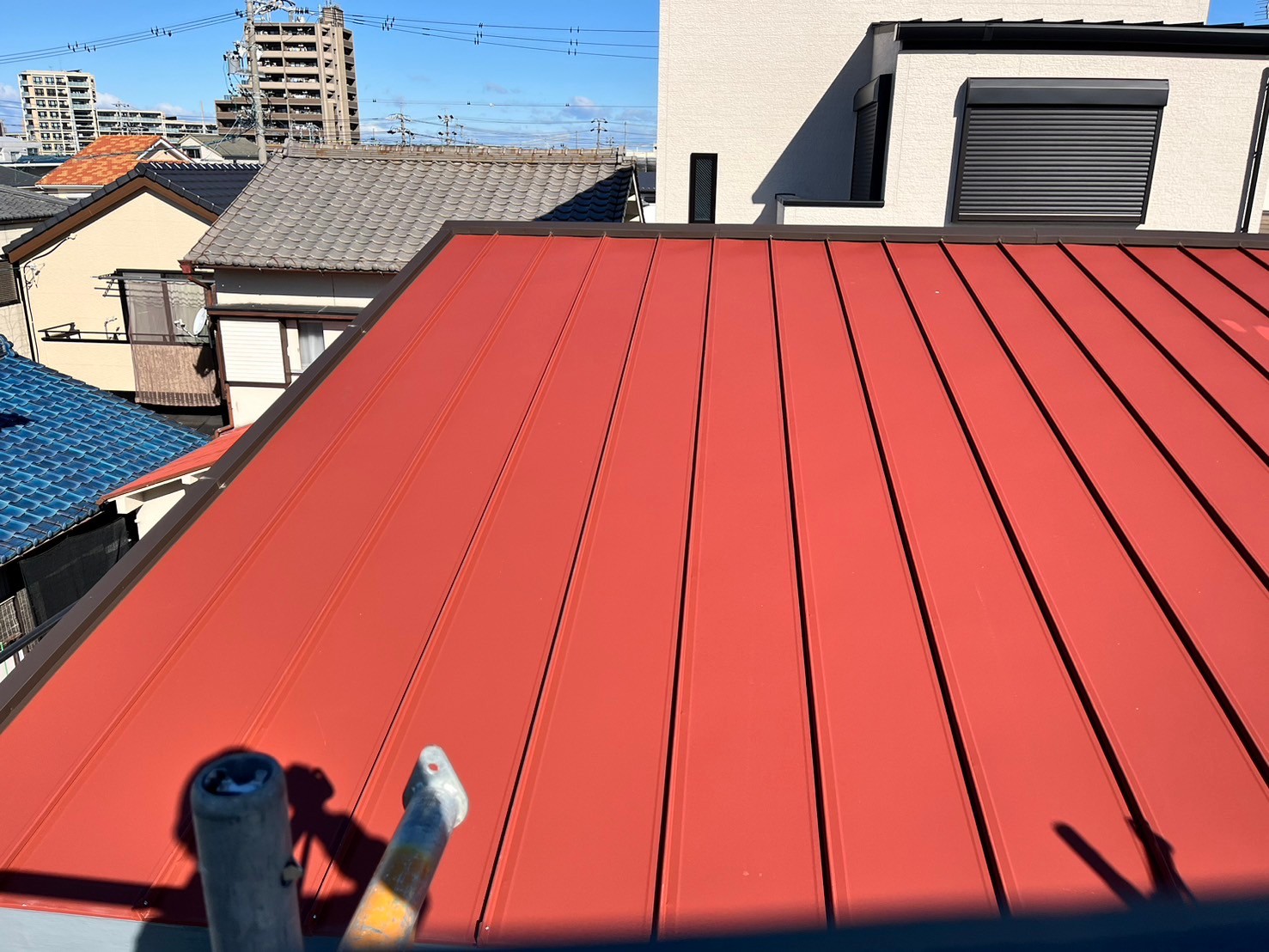 可児市にて金属平葺き屋根に太陽光パネルを設置しました