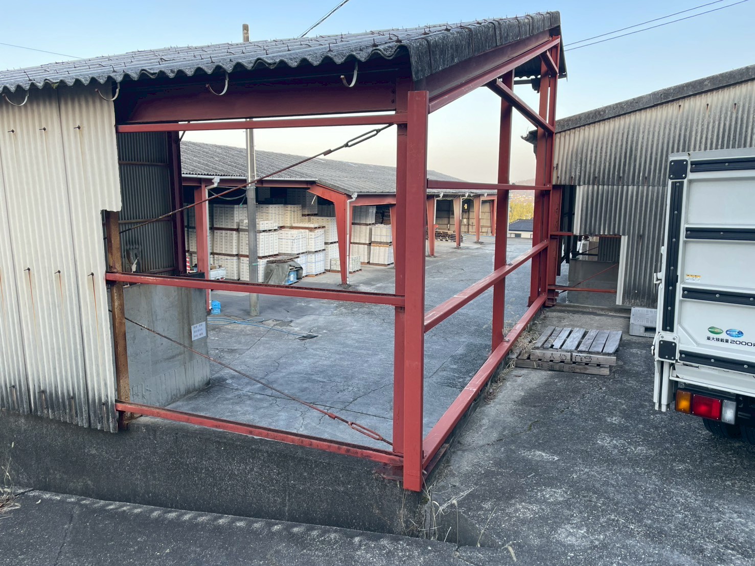 多治見市の工場の資材置き場の破損した外壁を角波で修繕工事をしました　小波スレートの代案は角波で！