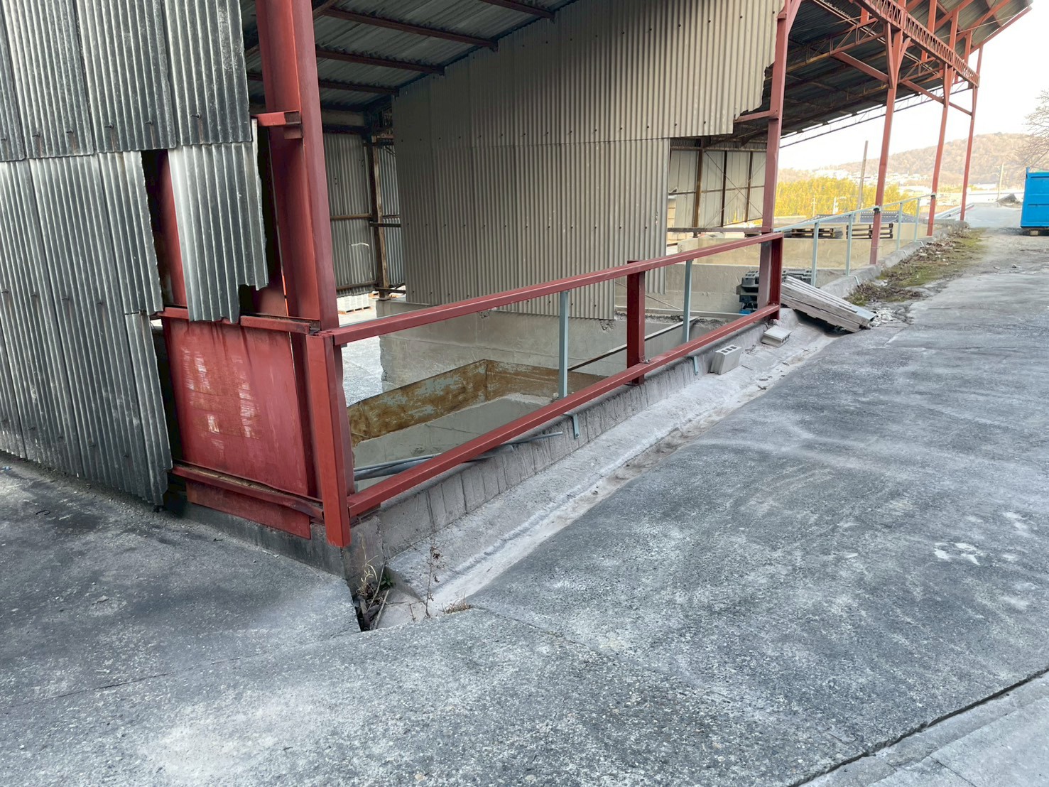 低い外壁の枠組み