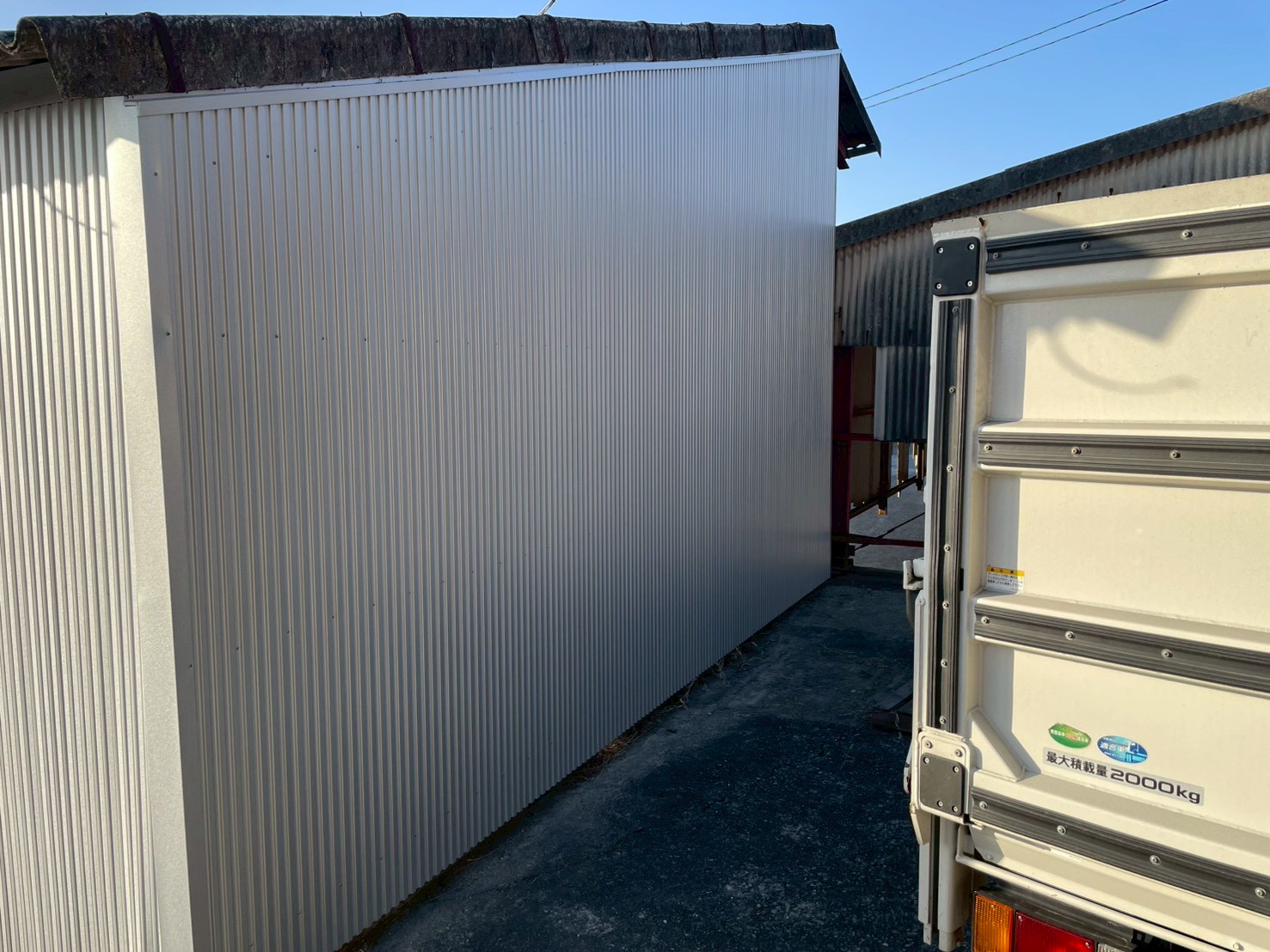 角波を張り終えた建物