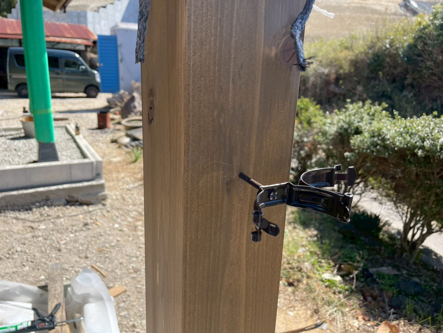 柱に設置したでんでん金具