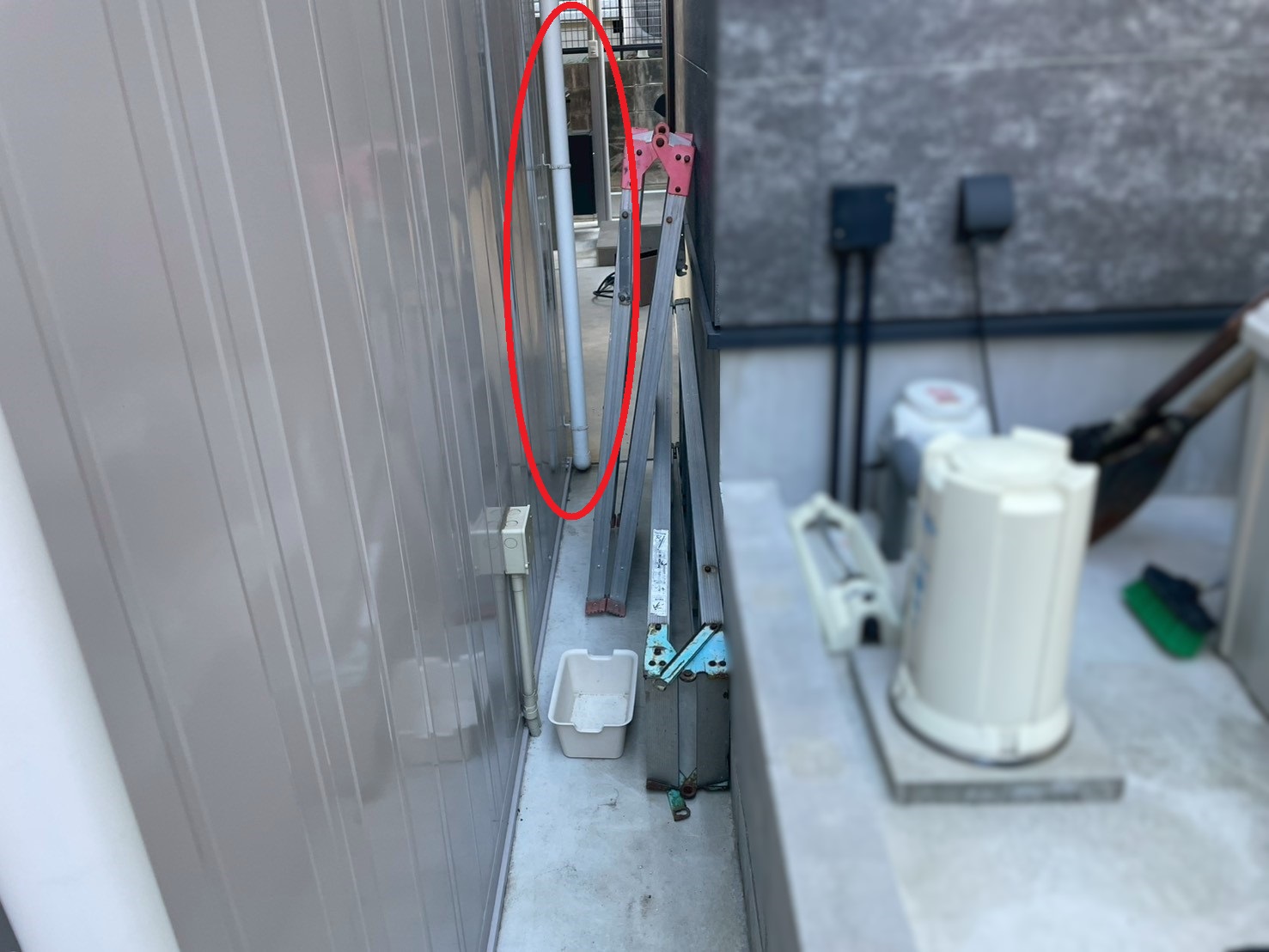 恵那市にて住宅倉庫の竪樋の排水部分が水浸しに。振り替え工事で問題を解決！