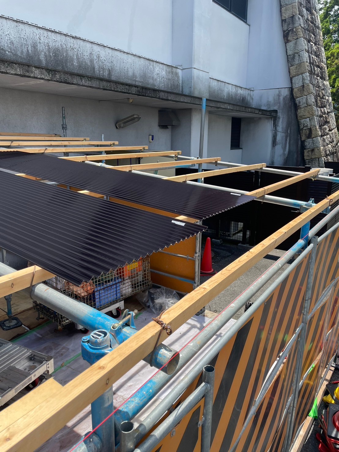 恵那市にて資材置き場の屋根を設置してきました
