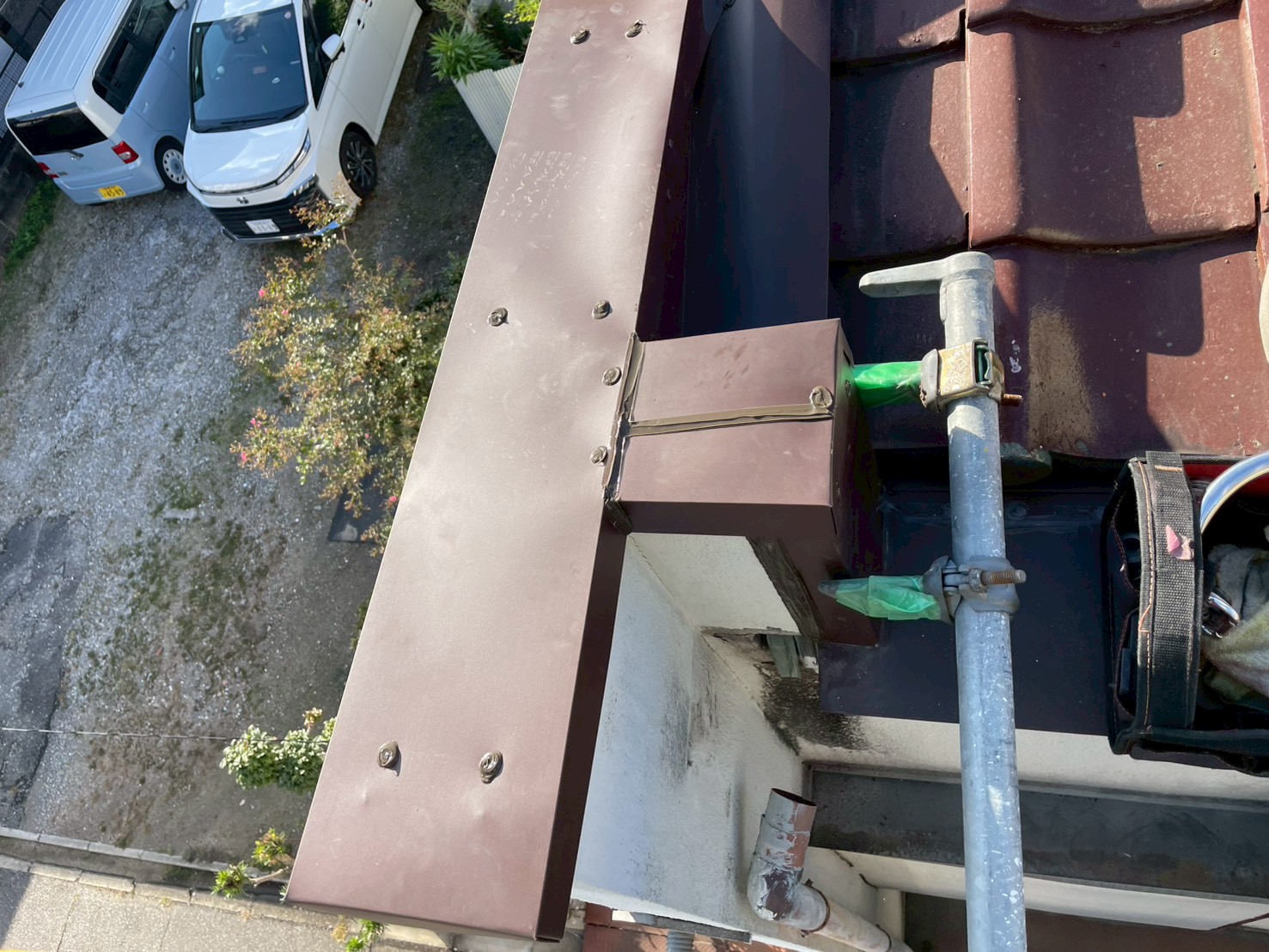 板金でカバーした屋根左側