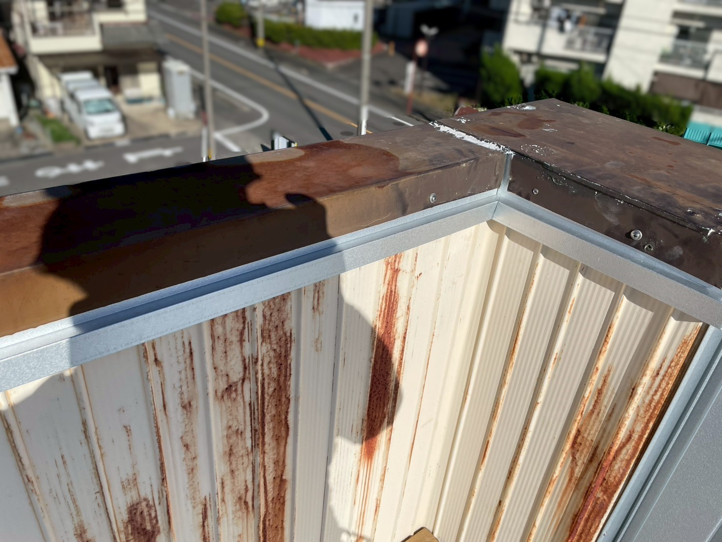 瑞浪市にて工場のパラペットの改修工事の続き　笠木と雨樋の改修をしました