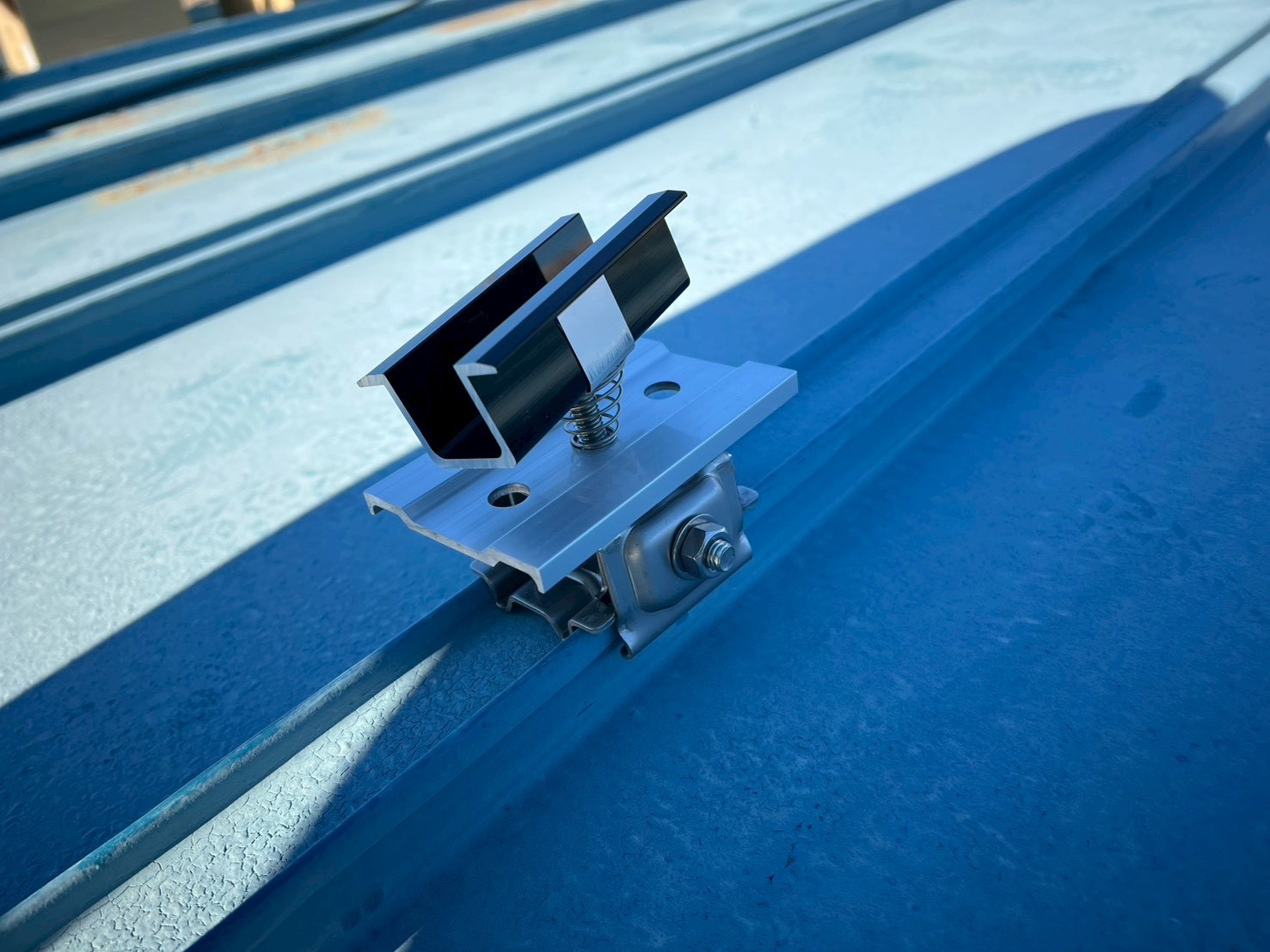 折板屋根用の固定金具