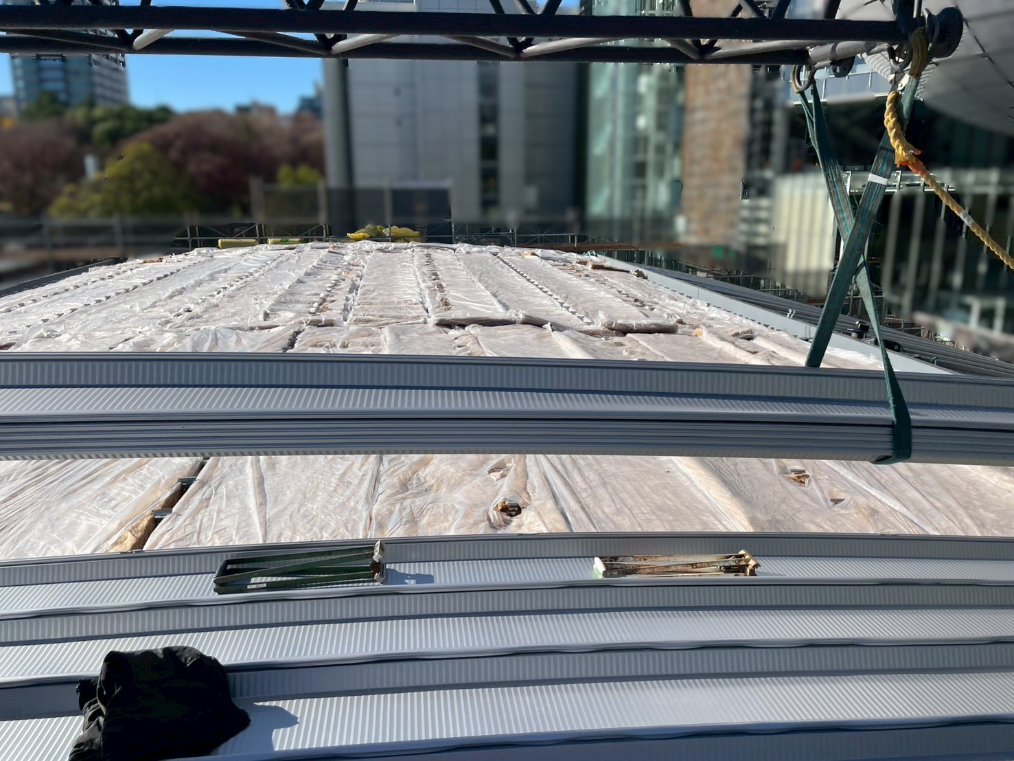 折板屋根上弦材の荷揚げ