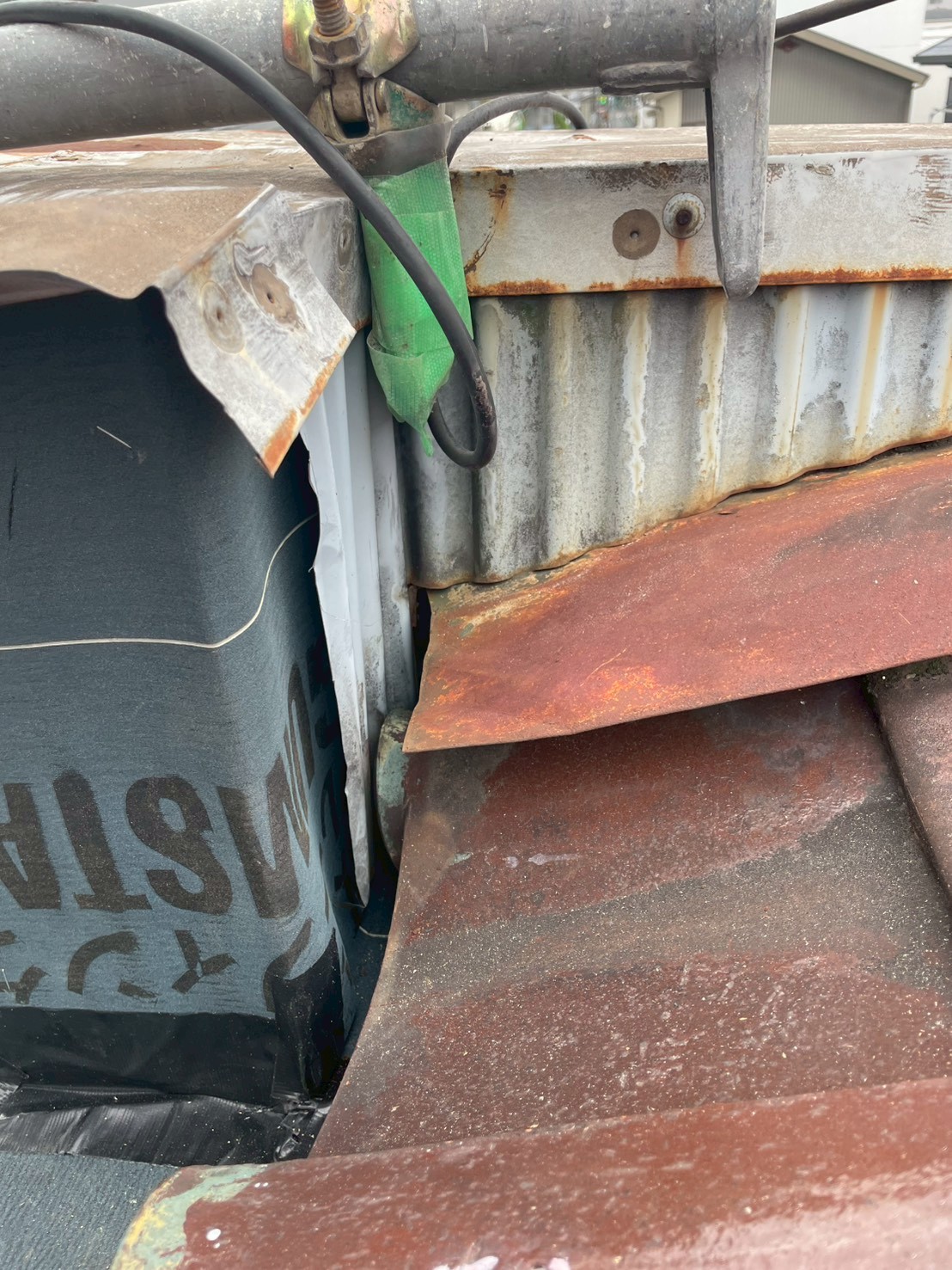 施工前の外壁と谷樋の口