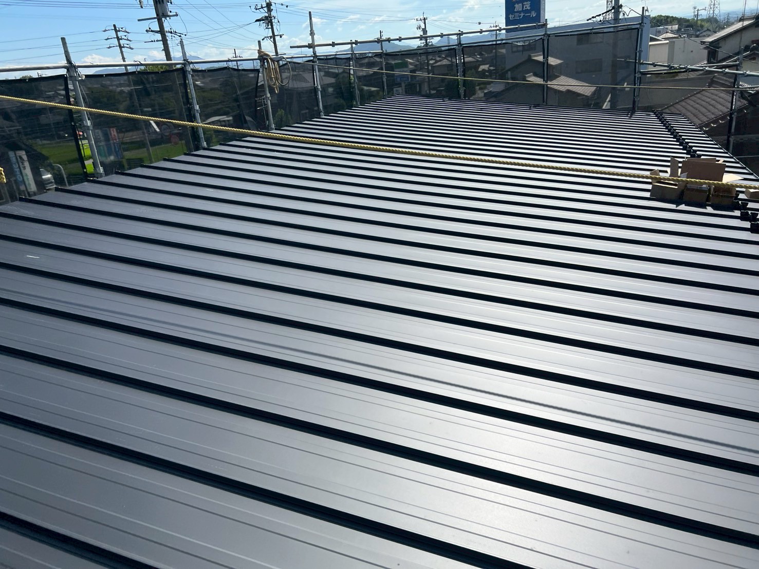 恵那市にて新築の金属縦葺き屋根に太陽光パネルの設置工事をしました　将来の光熱費削減の効果も期待できます