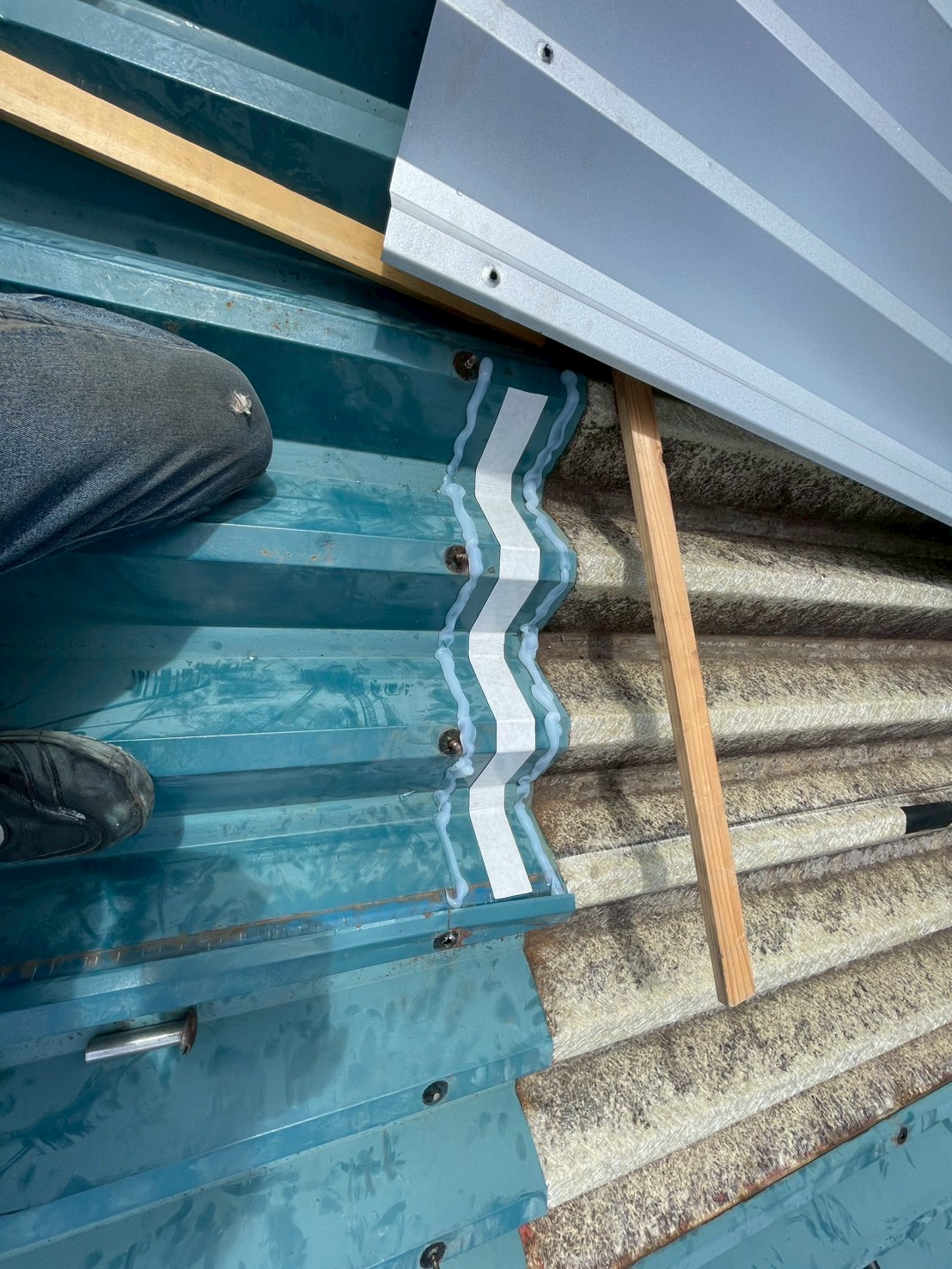 恵那市にて工場の折板屋根の劣化した明り取りを板金カバーで封印補修しました 雨漏りの心配も払拭されました