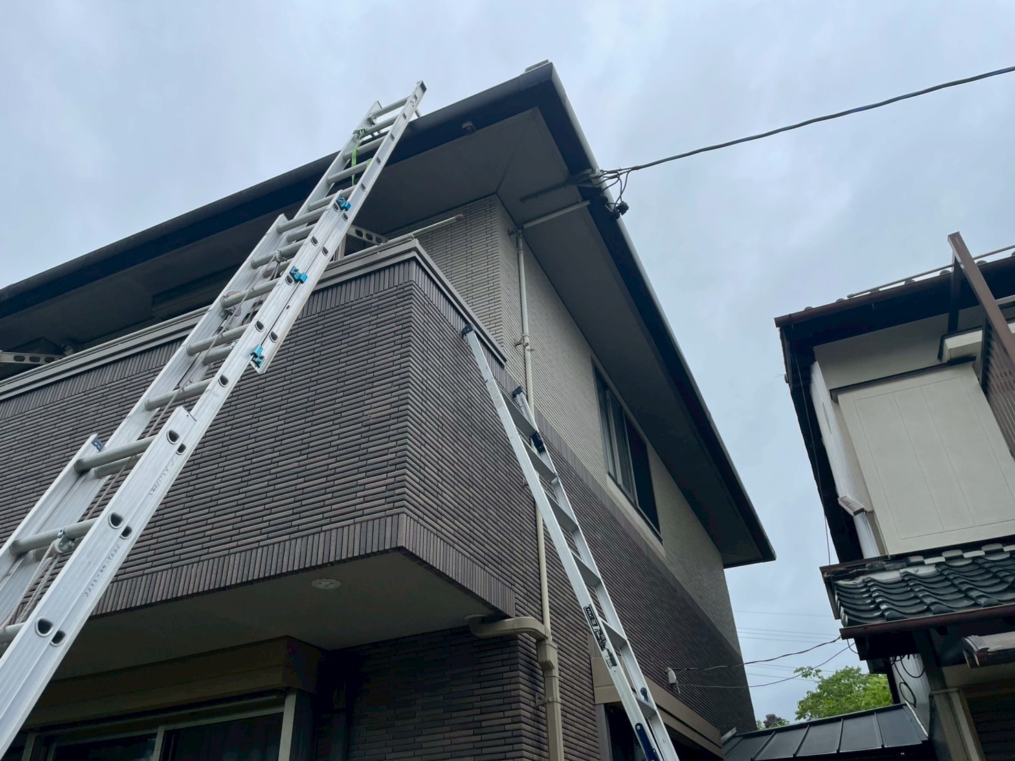 瑞浪市にて二階建てのお宅の雨樋の清掃にいってきました　自在ドレンのつまりを解消することで問題を解決できました。