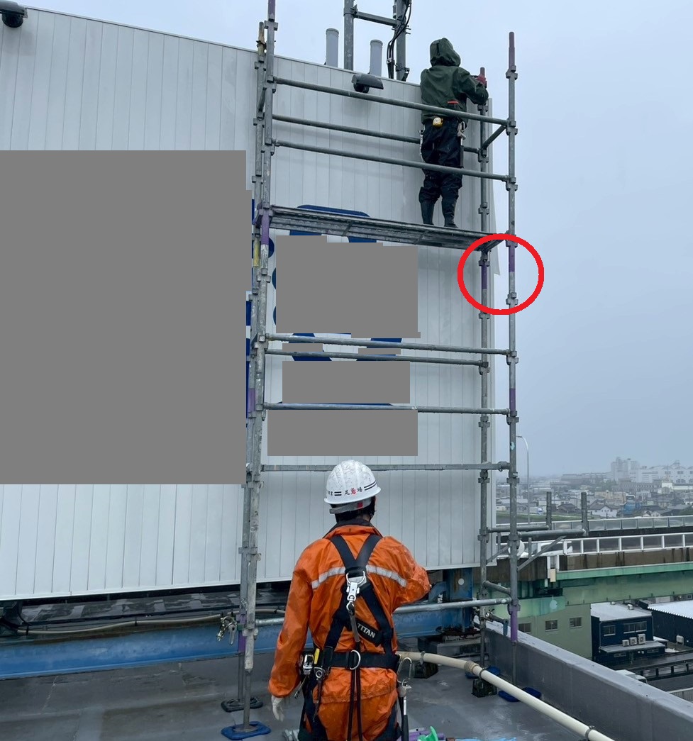 恵那市にて、破損したビルの屋上の看板の板金工事をしてきました　雨漏り以外にも高所技術を活かした施工が可能です