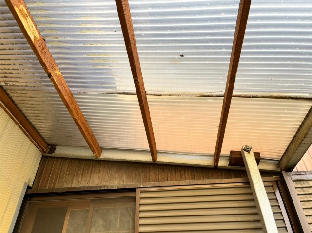 多治見市にて雨樋とポリカ波板の屋根と外壁を取替工事しました