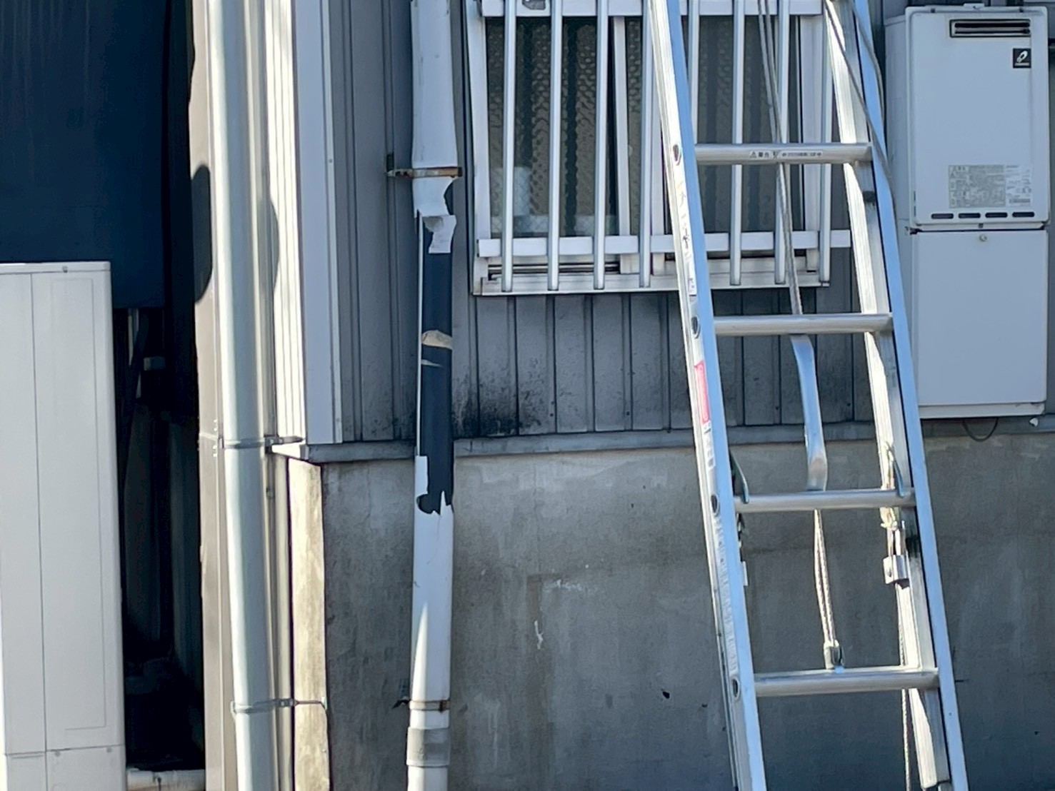 瑞浪市にて車の衝突による工場の竪樋の破損を交換工事しました